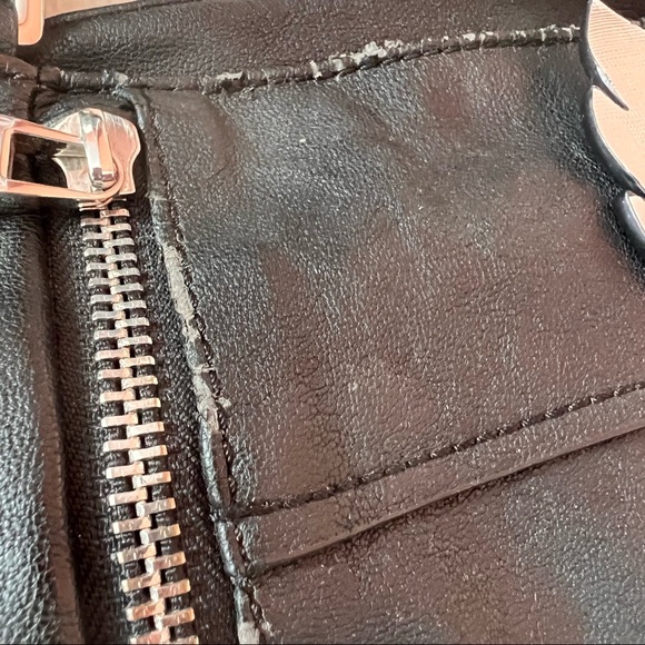 Guess Black Satchel Purse With Bonus Guess Winged Heart Bag Charm / Key Ring ๐ - Picture 8 of 12